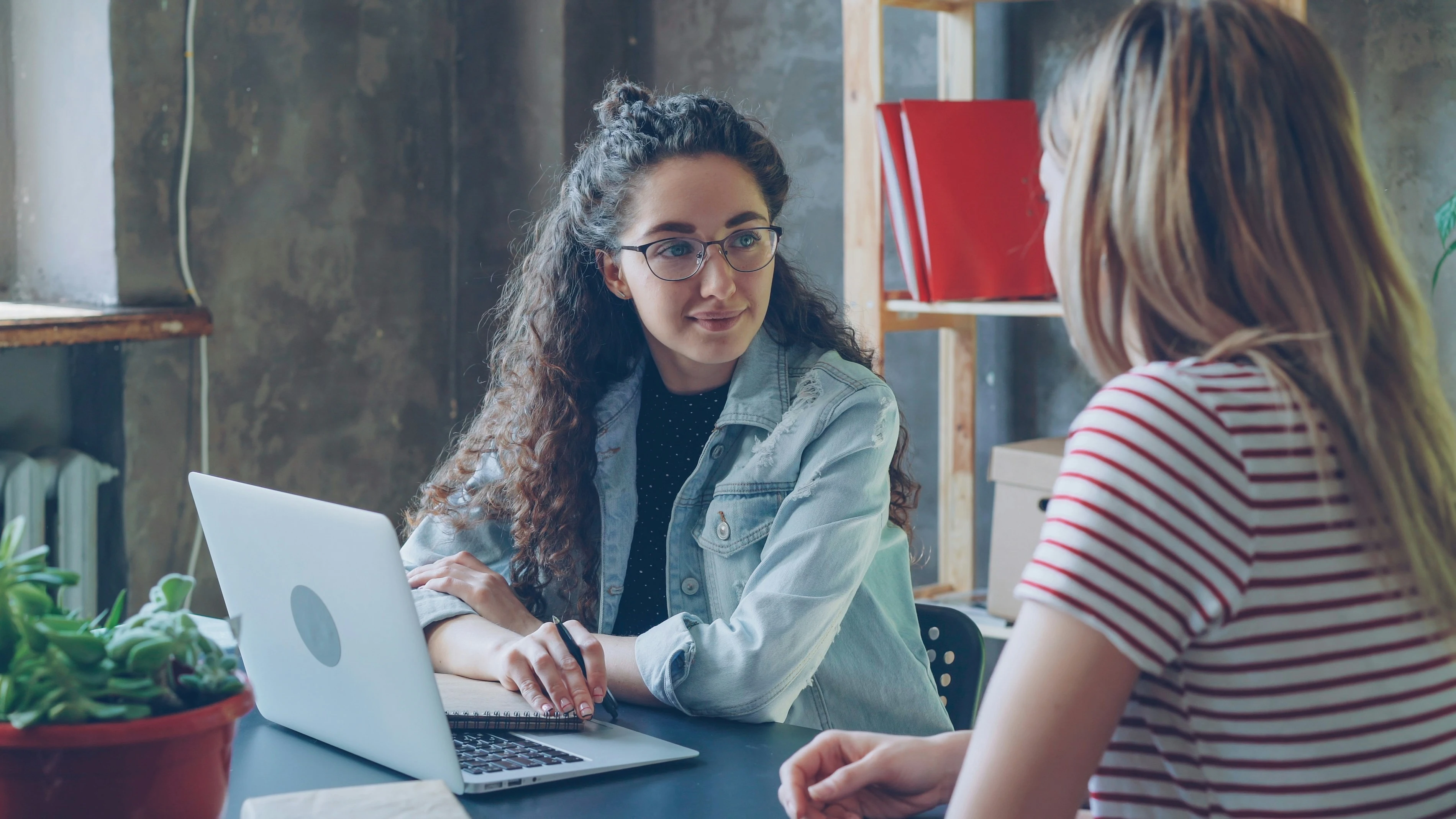 Étudiant international échangeant avec une accompagnatrice